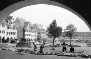 Freudenstadt: Brunnen am Marktplatz und Nordfront der Häuser