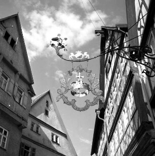 Wirtshausschild mit Weinranke und Krone