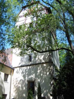 Kirchturm von Süden (im Kern Romanischer Chorturm mit Turmchor) sowie Langhauserweiterung Süd von 1929