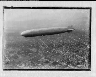 Luftschiff "Graf Zeppelin" LZ 127 über Bielefeld