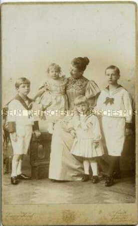 Mutter mit vier Kindern