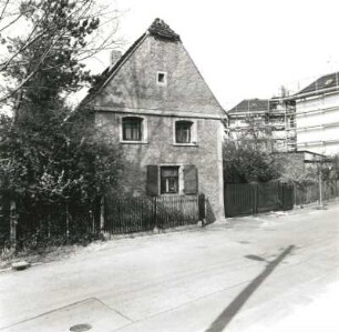 Leipzig-Wiederitzsch. Wohnhaus, Alte Dorfstraße 4 (um 1800). Straßenansicht mit Einfriedung