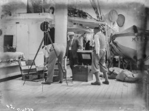 Tonträger auf dem Schiff : Blick auf Expeditionsmitglieder und Tonaufzeichnungsgeräte auf dem Dampfschiff Usambara