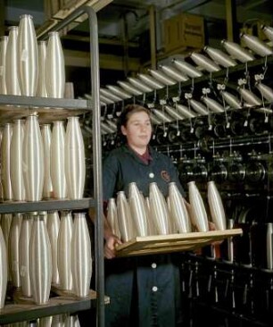 Arbeiterin mit Spindeln im VEB Filmfabrik Wolfen : Werbeaufnahme für die Marke ORWO des VEB Filmfabrik Wolfen