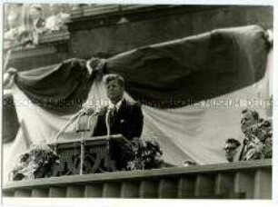 Der amerikanische Präsident John F. Kennedy spricht vor dem Schöneberger Rathaus