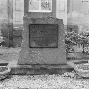Coswig. Neucoswiger Rathaus, Geschwister-Scholl-Platz 1. Gedenkstein für die Geschwister Scholl vor dem ehemaligen Rathaus