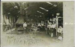Schmiede in einer großen Schmiedehalle