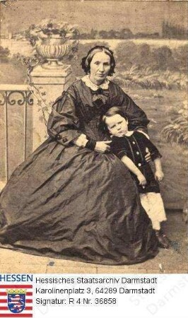 Strack, Emma geb. Bang (1824-1869) / Porträt mit Sohn (?), vor Landschaftskulisse sitzend, Ganzfigur