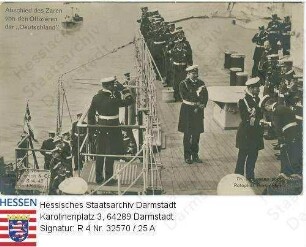 Nikolaj II. Zar v. Russland (1868-1918) / Porträt an Bord der 'Deutschland' beim Abschied von den Offizieren / Gruppenaufnahme