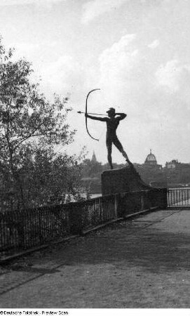 Bogenschütze : Geyger, Ernst Moritz. Bogenschütze. Brronze; überlebensgroß. 1895, 1902 Zweitguss. Dresden-Neustadt, Königsufer