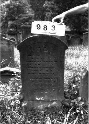 Grabstein 983 (Index: 100099089) Maße HxBxT: 100x48x10 cm Besonderheit: Kindergrab: Grabstein 983