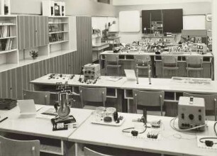 Schulbank : Ausstellungskoje mit Polytechnischem Kabinett. Ansicht mit Anbauwand und Schulbänken (1973)