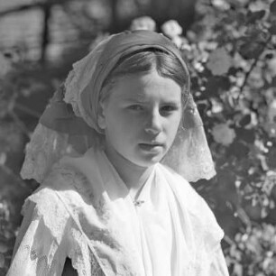 Mädchen Gerda Konzack in Spreewälder Sonntagstracht in Leipe. : Holca Gerda Konzack w Błótowskej njedźelskej drasće w Lipjem.