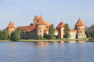 Trakei - Wasserburg : Die Wasserburg Trakai liegt auf einer Halbinsel und kann als Museum besichtigt werden. Aufgenommen am 8. Oktober 2010 in Trakei bei Vilnius
