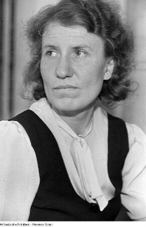 Porträtaufnahme der Politikerin Edith Baumann, Funktionärin der FDJ und Mitglied des Demokratischen Frauenbundes Deutschlands (DFD)