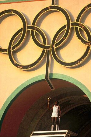 Vereinigte Staaten von Amerika (USA). Los Angeles. Sommerolympiade 1984. Die olympische Flamme wird entzündet // The olympic fire is lighted