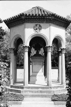 Freiburg: Firma Brenzinger; Grabstein der Firma Brenzinger; Gedenkhalle