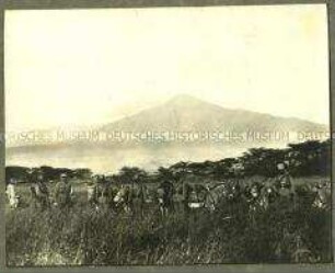 Abteilung der deutschen Schutztruppen in der Steppe vor dem Mount Meru