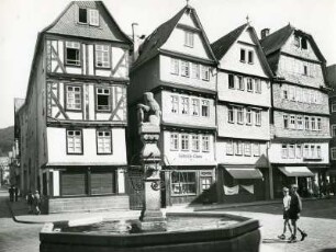 Herborn. Marktplatz mit Löwenbrunnen und giebelständigen Fachwerkhäusern