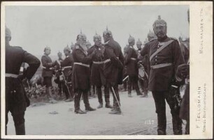 Großherzog Friedrich I. im Gespräch mit zwei Uniformierten.