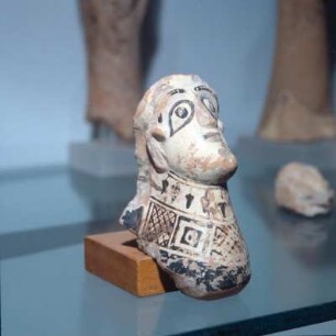 Samos, Archäologisches Museum Vathi. Weiblicher Kopf vom Rande eines Tongefäßes, frühes 7. Jh. v. Chr., 11,5 cm Höhe