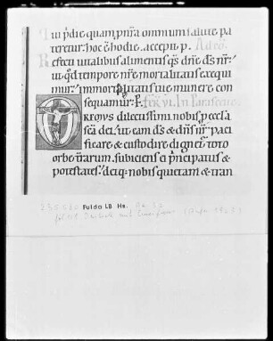 Graduale, Sakramentar und Sequentiar — Initiale O (remus), darin Christus am Kreuz, Folio 101recto