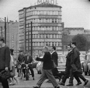 Berlin-Mitte, Alexanderplatz. An einer Ampel die Straße überquerende Fußgänger