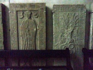 Langhaus Innen-Chor im Nordwesten mit Grabsteinen (Umschrift und figürliche Hochreliefdarstellung) in Ansicht_03