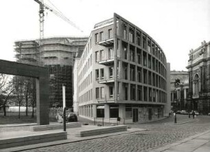 Dresden-Altstadt, Salzgasse. Bürogebäude (1999/2000). Eckansicht mit Fassade Georg-Treu-Platz