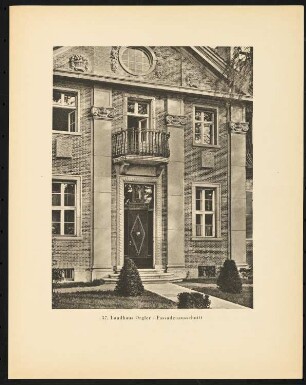 Landhaus Dr. Adolf Orgler, Berlin-Dahlem: Straßenansicht, Ausschnitt Mittelrisalit (aus: Alfred Breslauer, Ausgeführte Bauten 1897-1927)