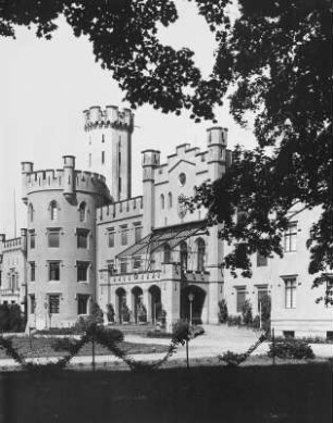 Schloss Sibyllenort : Sibyllenort (Szczodre, Polen). Schloss (1851/1867; C. H. W. Wolf). Blick vom Park zur Haupteingangsseite (linker Flügel)