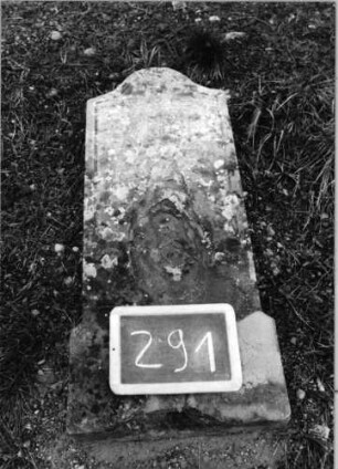 Grabstein 291 (Index: 100090184) Material: Sandstein Zustand: verwitt/abgeblätt/völliger Textverlust Maße HxBxT: 95x36x12 cm Beschreibung: Stele, Konvexbogenabschluß: Grabstein 291