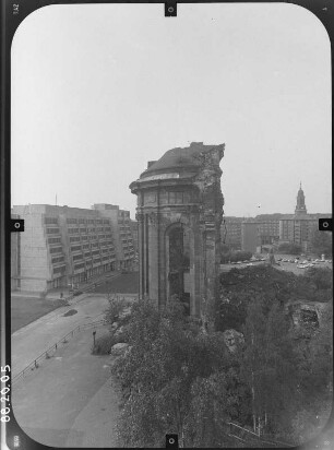 Dresden-Altstadt, Neumarkt. Ruine der Frauenkirche. Blick nach Südost zum Erweiterungsbau des Polizeipräsidiums