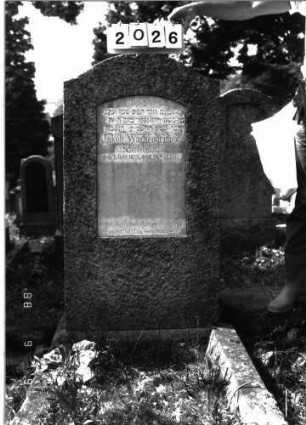 Grabstein 2026 (Index: 100096874) Maße HxBxT: 139x71x29 cm Besonderheit: kulturhistorisch wertvoll / hist.-wiss. Gründe (Kriegsteilnehmer): Grabstein 2026