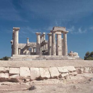 Aigina. Aphaia-Tempel. Kurz nach 480 v. Chr. Períbolos des Tempelbezirks von Westen