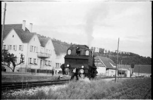Spritzzug mit Lok 141, Bahnhof Gauselfingen, links Textilfabrik Zintgraf (Zico), 2009 leerstehend vorhanden. Hafner Klaiber, um 1962 hatte Gauselfingen so viele Arbeitsplätze wie Einwohner