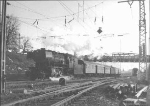 Personenzug aus Umbauwagen gezogen