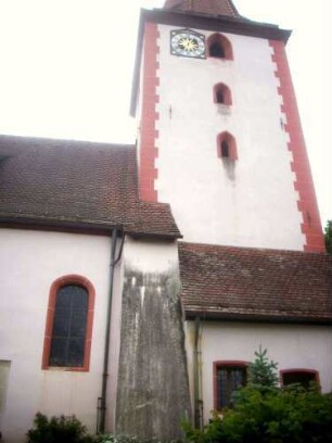 Evangelische Pfarrkirche-Ansicht von Süden mit Kirchturm und Langhaus im Ansatz (Baubestand Gotisch - Kirchturm im 17 Jh überarbeitet)