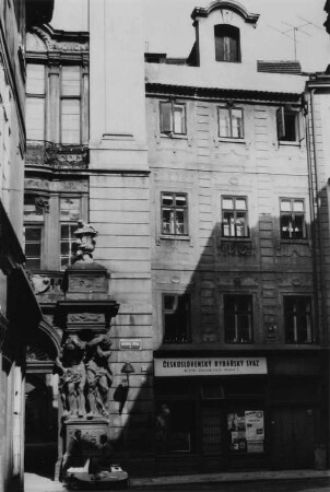 Blick von der Karlsgasse (Karlova) auf die Husstraße (Husova trida), links die Herkulesstatuen am Palais Clam-Gallas