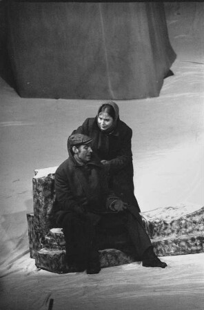 Szenenbilder aus "Avantgarde", Schauspiel von Valentin Katajew mit Musik von Friedrich Goldmann (Regie: Fritz Marquardt). Volksbühne Berlin, September 1970 (DDR-Erstaufführung 27. September 1970) : Mit Gisela Morgen, Michael Narloch, Harry Merkel, Harald Engelmann, Winfried Wagner, Ursula Karusseit, Hilmar Thate, Rolf Ludwig, Wolfgang Greese, Günter Junghans, Dieter Montag, Carmen-Maja Antoni, Wilfried Ortmann, Carl-Hermann Risse, Wolfgang Lohse, Steffie Spira, Egon Geißler, Bodo Krämer, Albert Garbe, Helmut Straßburger, Hans-Joachim Martens, Wolfgang Sasse