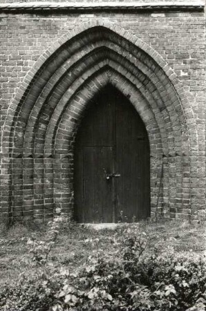 Mestlin Kr. Parchim. Dorfkirche. M. 13. Jh. Westportal