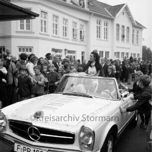 Karpfenfest: Umzug: Matthias-Claudius-Straße, vor Claudius-Mühle: "Miß Germany" Gesine Froese stehend im offenen Cabriolet: Kinder als Autogrammjäger: am Straßenrand Zuschauer: dahinter Verwaltungsgebäude der Mühle, 12. Oktober 1969