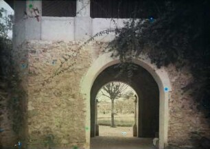 Torbogen : Blick durch einen Torbogen.