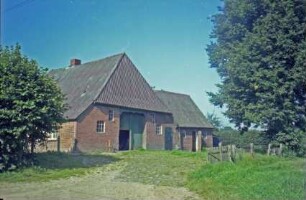 Viehkaten: Bauernhaus: Giebelseite Wirtschaftstrakt mit Scheunentor: rechts Stallanbau