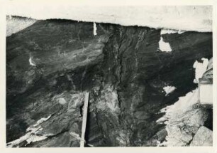 Freital. Steinkohlebergbau. Grubenfeld Heidenschanze. Querschlag 100 bei 890 m. Süd-Stoß (Nische). Schieferstein (?)