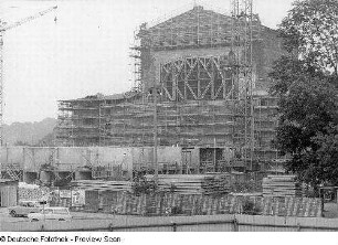 Opernhaus. Rohbau des Funktionsgebäudes und Bauarbeiten an Bühnenhaus und Seitenbühnen