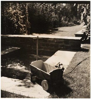 Garten Heddenhauser, Berlin-Zehlendorf: Wasserbecken mit Bollerwagen