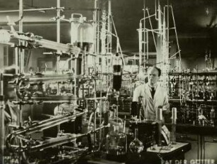 Laboratorium, aus: Defa-Film Rat der Götter