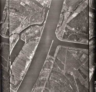 Amerikanische Luftbildaufnahmen von Kriegszerstörungen. Ausrichtung nach Norden. Rhein / Vorhafen / Rheinhafen (Stichkanal)