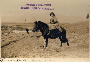 Akureyri/ Island: Dame auf einem Pony in Landschaft oberhalb des Glera-Wasserfalls